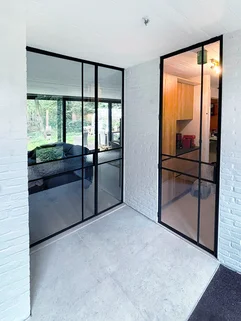 interiérové dveře pantové černý rám
