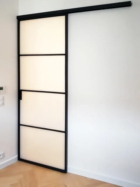 posuvné jednokřídlé skleněné dveře